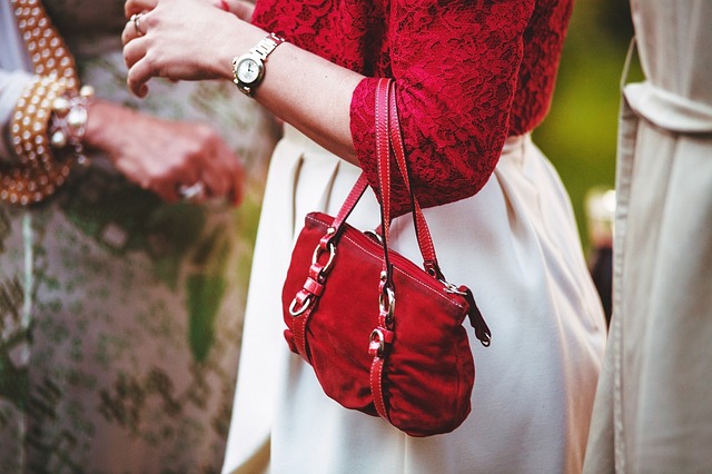 žena, červenobílé šaty, červená kabelka