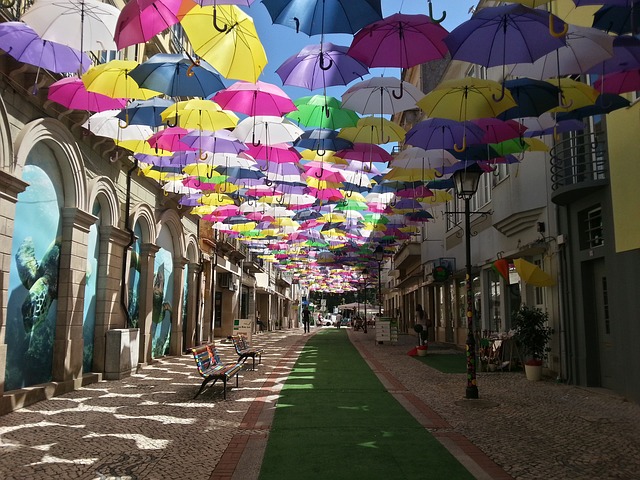 deštníky v uličce